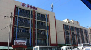 वीर अस्पतालमा धर्ना दिइरहेका स्वास्थ्यकर्मीमाथि लाठीचार्ज