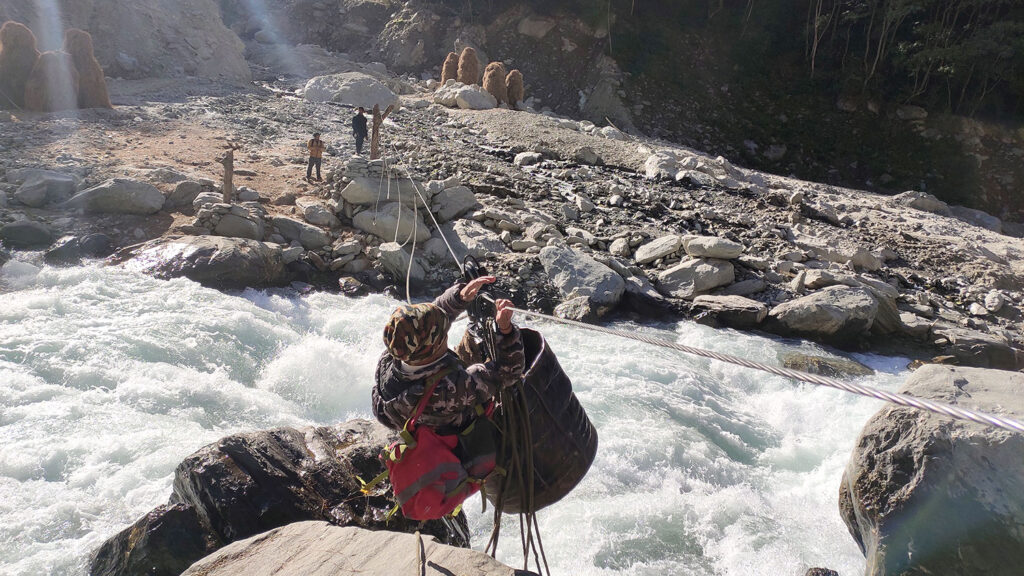 महाकालीमा तुइनको सहायताले वारिपारि