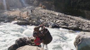 महाकालीमा तुइनको सहायताले वारिपारि