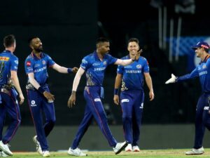 हैदराबादलाई हराए पनि मुम्बई आईपीएलबाट बाहिरियो