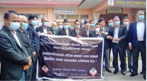वकिलहरूले काठमाडौं उपत्यकाका अदालतमा धर्ना दिंदै