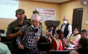 हिसाब खोज्दा पालिकाको बैठक कक्षबाट निकालिए वडा अध्यक्ष