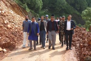 सञ्चारमन्त्री डा तिमिल्सिनाबाट पहिरोसहित जोखिम बस्तीको अवलोकन