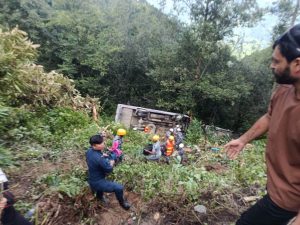 रोकिराखेको बस आफैँ गुड्दा दुर्घटना, दुई तीर्थयात्रीको मृत्यु